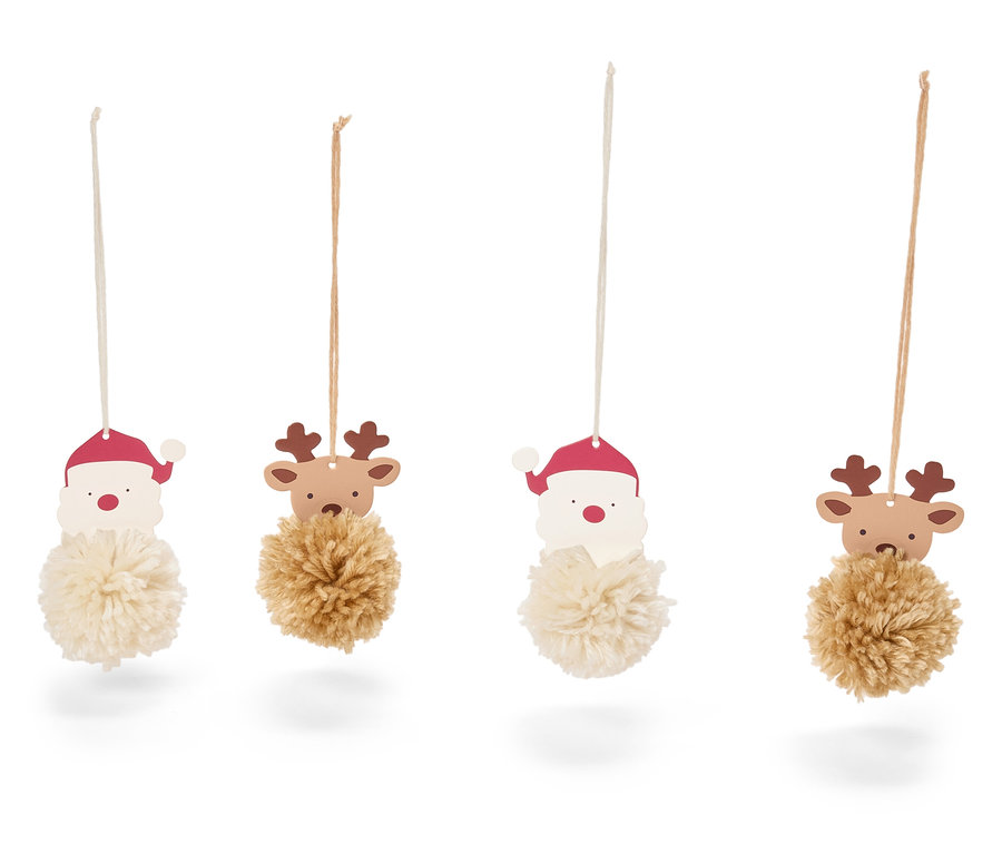 Čtyři vánoční ozdoby, dvě s motivem Santa Clause a dvě s motivem soba, visí na bílém pozadí.