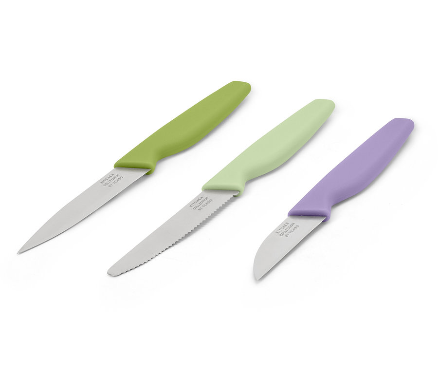Tři nože s barevnými rukojeťmi leží na bílém pozadí.