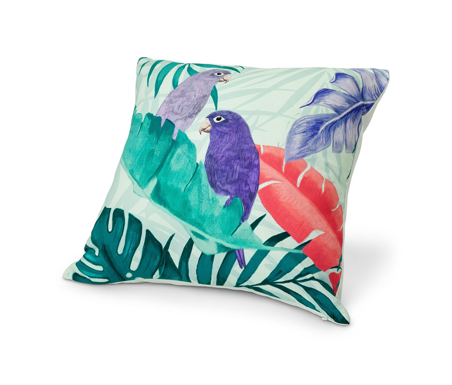 Dekorační polštář s potiskem papoušků a tropických listů.
