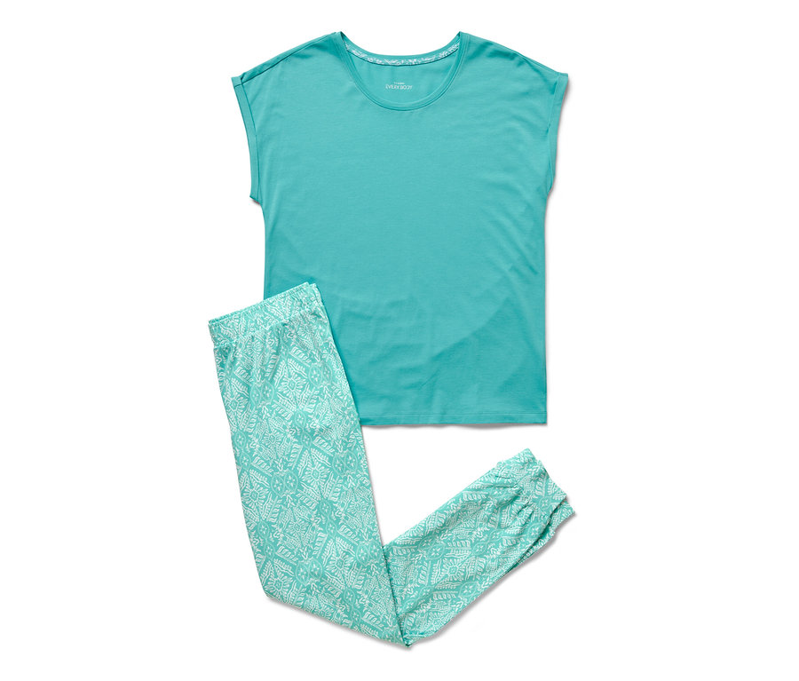 Tyrkysový pyžamový set s krátkým topem a dlouhými kalhotami se vzorem.