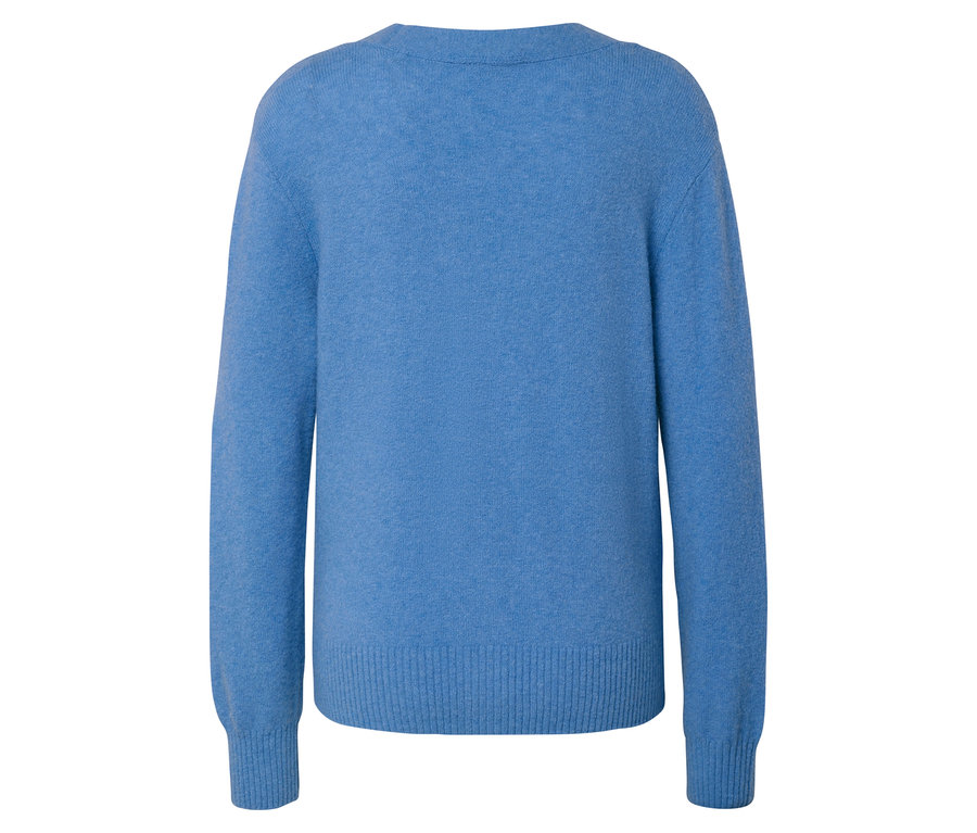 Zadní pohled na modrý svetr s dlouhými rukávy.