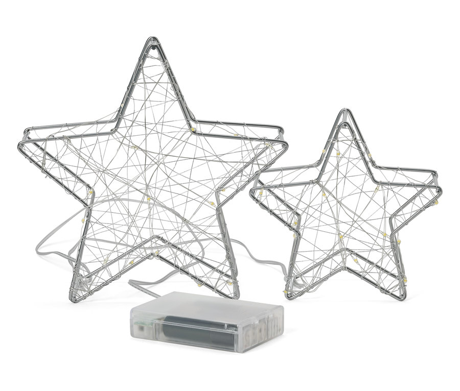 Dvě stříbrné drátěné hvězdy s malými světly a průhlednou baterií na bílém pozadí.