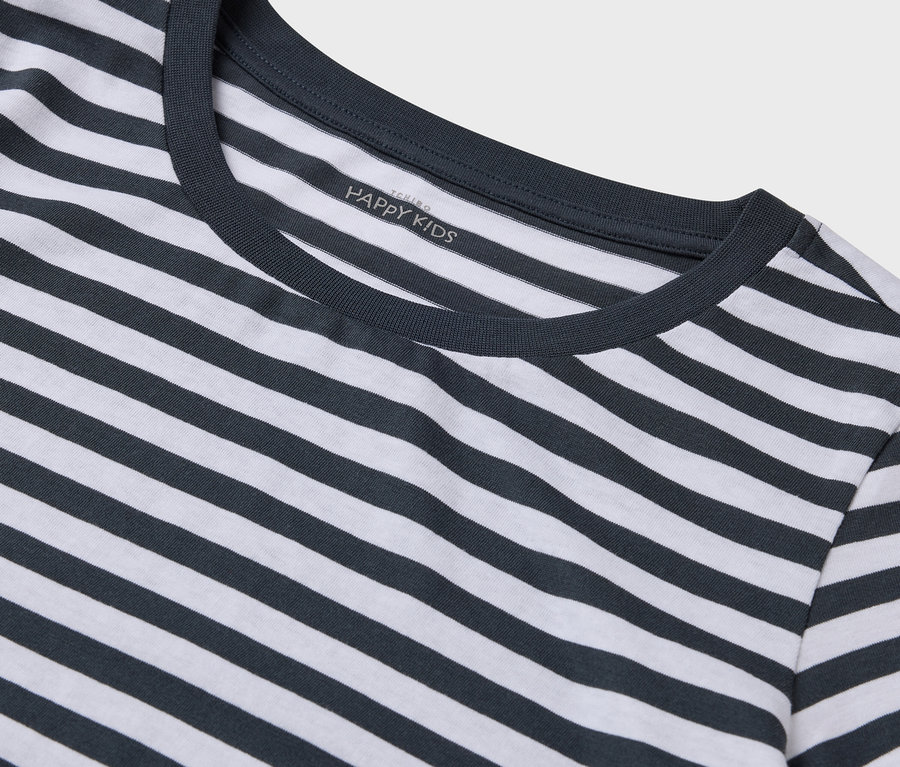 Detail pruhovaného trička Happy Kids s tmavě modrým lemem krku.
