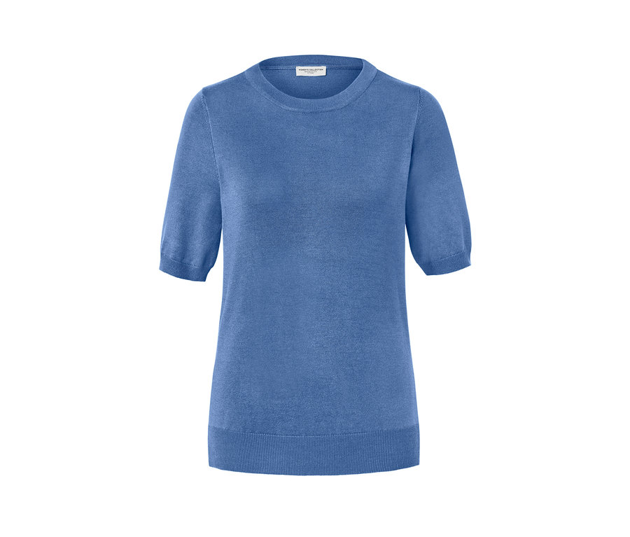 Modrý svetr z jemného úpletu s krátkými rukávy.