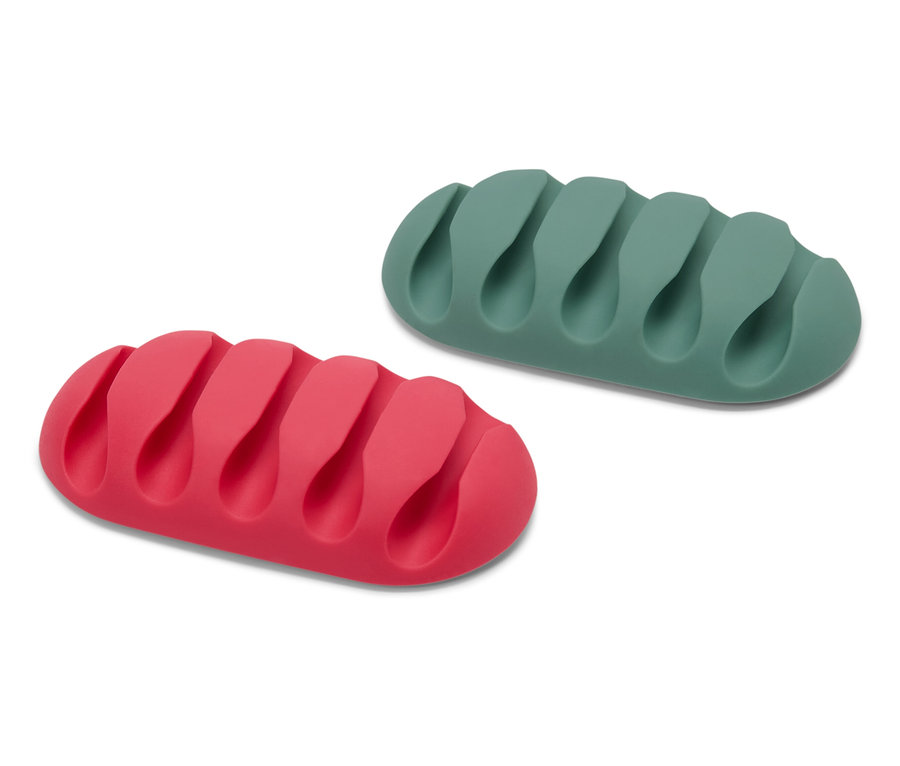 Dva univerzální organizéry kabelů: jeden červený a jeden zelený.