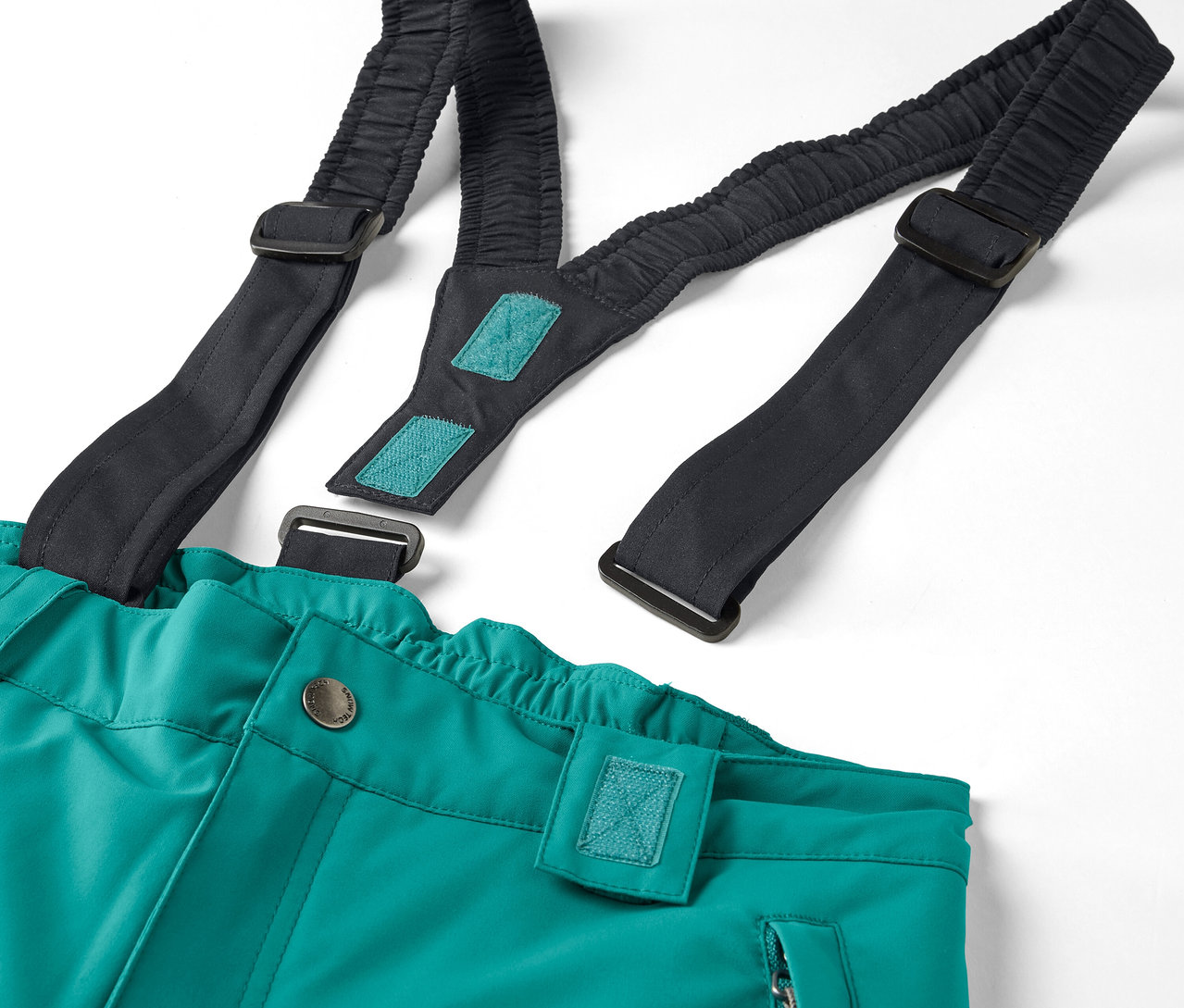 Detail zelených kalhot s černými elastickými šlemi na bílém pozadí.