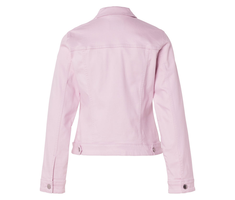 Pohled zezadu na světle růžovou džínovou bundu s dlouhými rukávy.