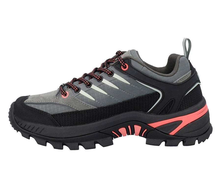 Šedo-černá treková obuv s oranžovými tkaničkami.