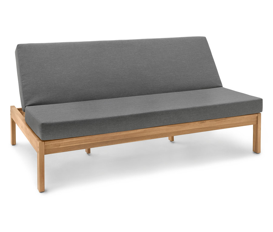 Šedá pohovka s dřevěným rámem.