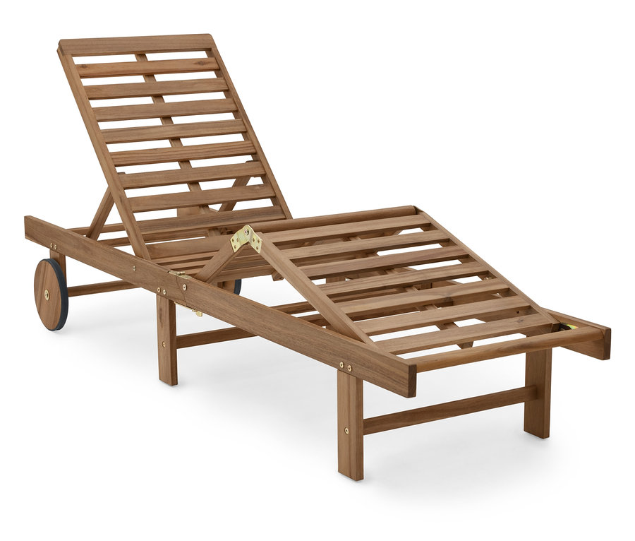 Hnědé dřevěné lehátko s nastavitelným opěradlem a kolečky.
