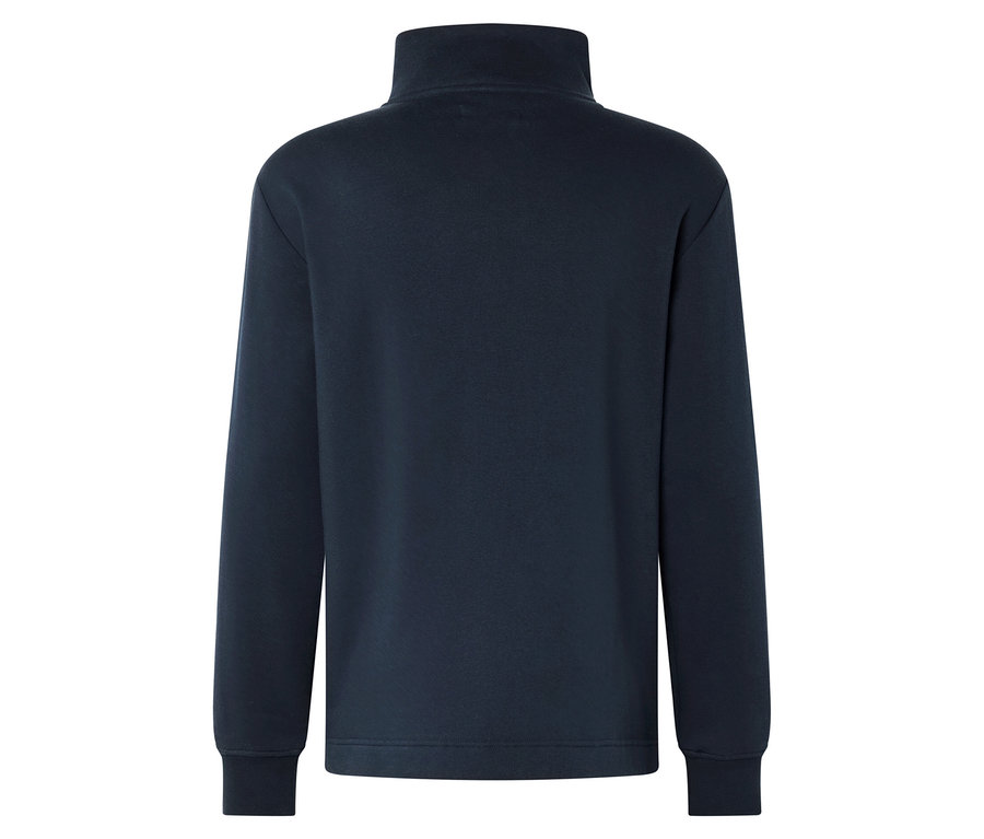 Pohled zezadu na tmavě modrý rolák.