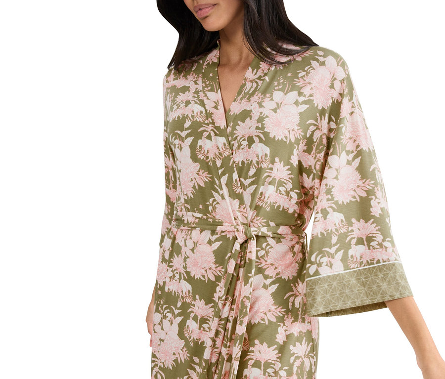 Žena má na sobě květinový župan v zelené a růžové barvě.
