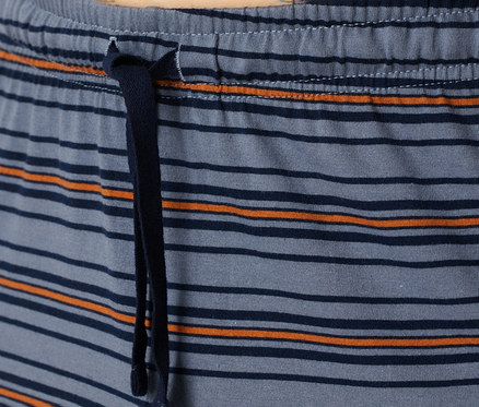 Detail krátké pyžamové soupravy SCHIESSER s modro-tmavomodrými a oranžovými pruhy a stahovací šňůrkou.
