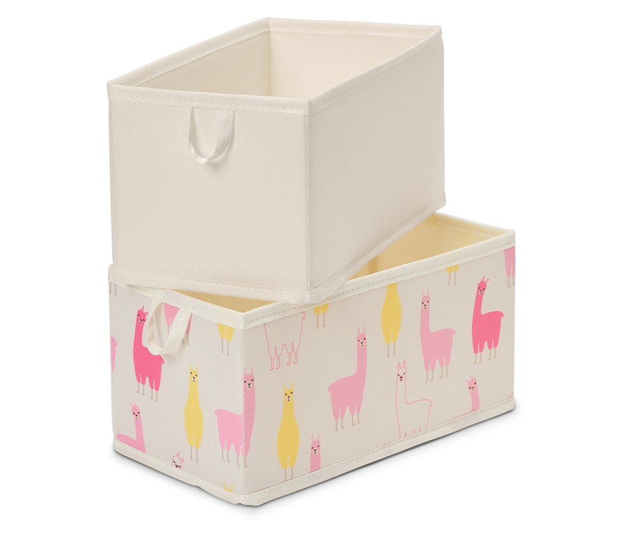 Dva obdélníkové úložné boxy jsou naskládány na sobě. Horní box je jednobarevný béžový, spodní box je potištěný růžovými a žlutými lamami na béžovém pozadí.