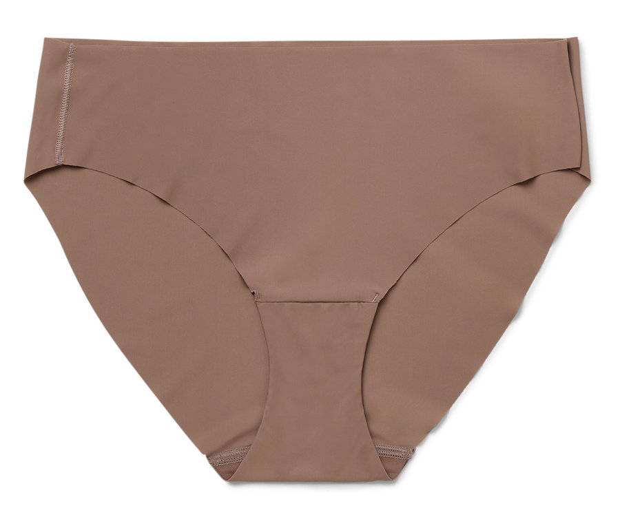 Na bílém pozadí leží kalhotky ve světle hnědé barvě.