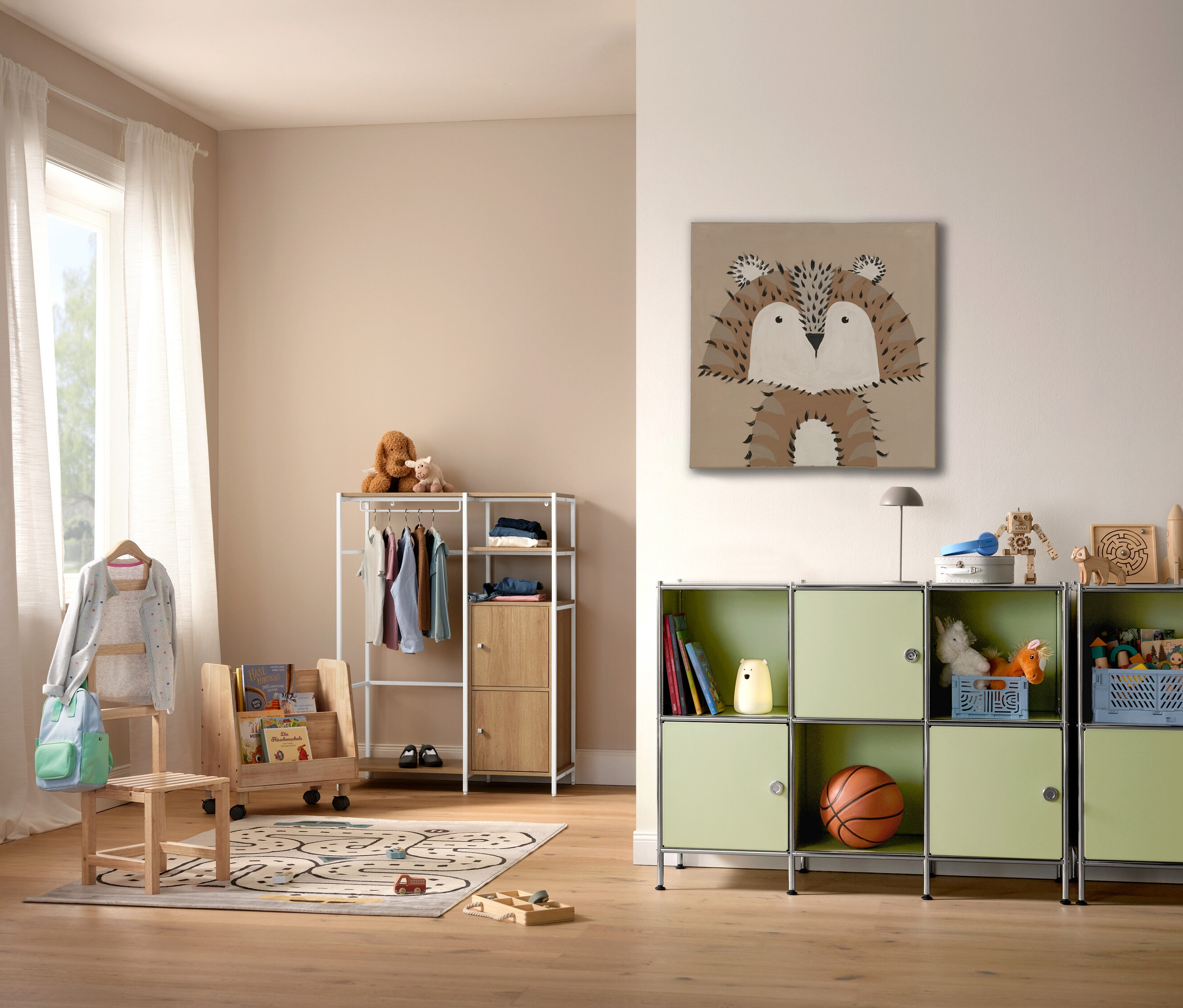 Dětský pokoj s dětským kobercem COCOON »Města«, 120 x 170 cm, regálem a hračkami.