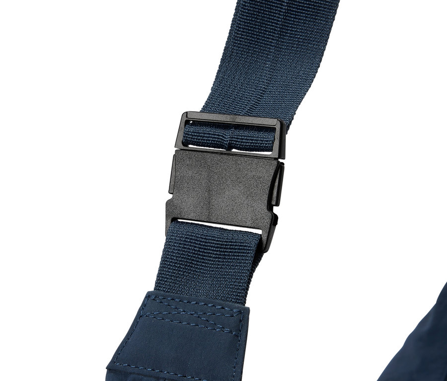 Detailní záběr na tmavě modrý popruh s černou sponou na bílém pozadí.