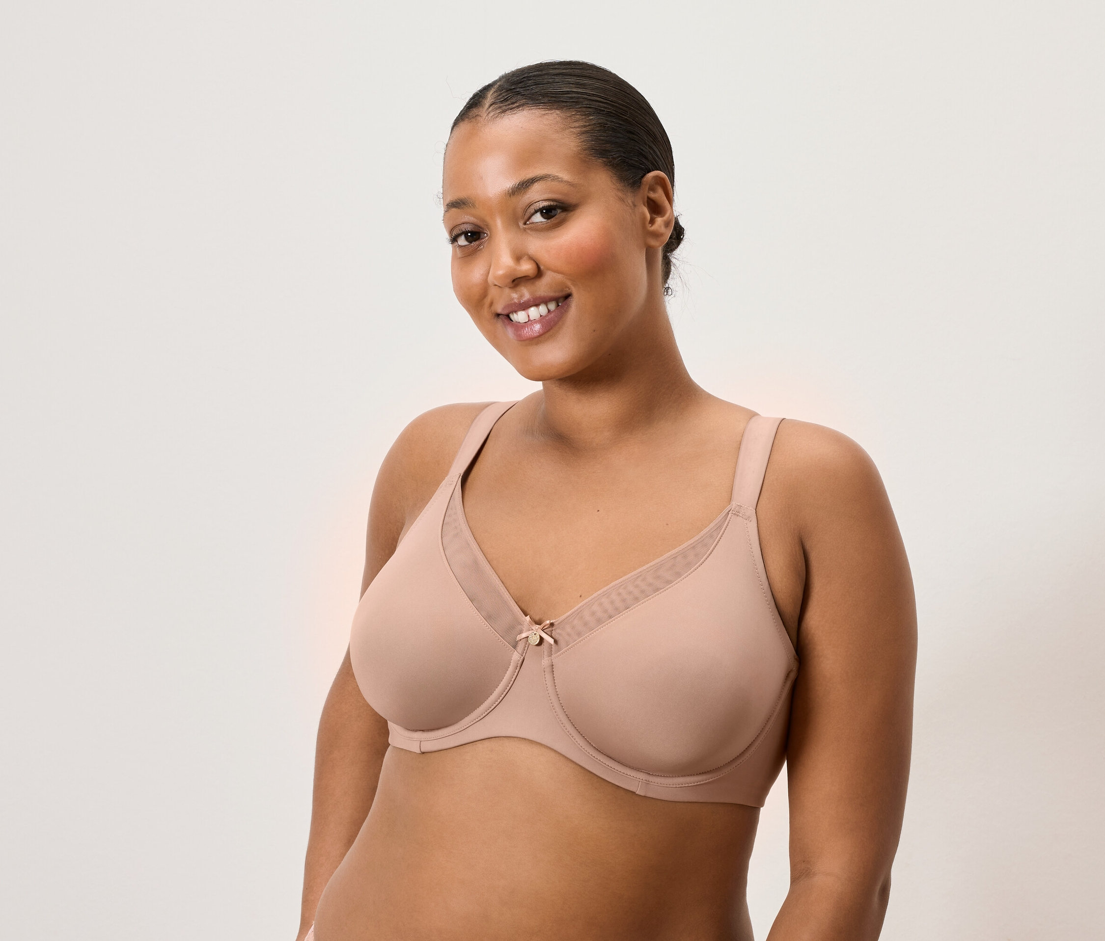 Žena má na sobě tělovou podprsenku.