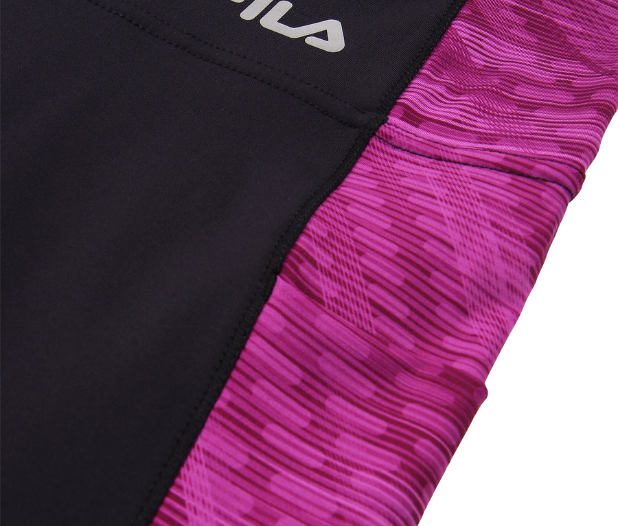 Detailní pohled na černé sportovní legíny Fila s růžovým vzorem.