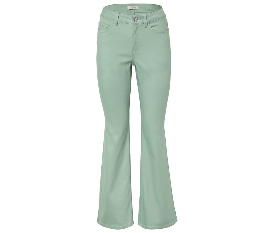 Světlé rozšířené džíny na bílém pozadí.