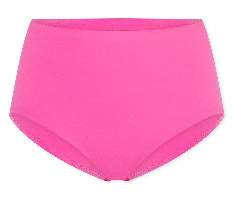 Růžové kalhotky od bikin s vysokým pasem na bílém pozadí.