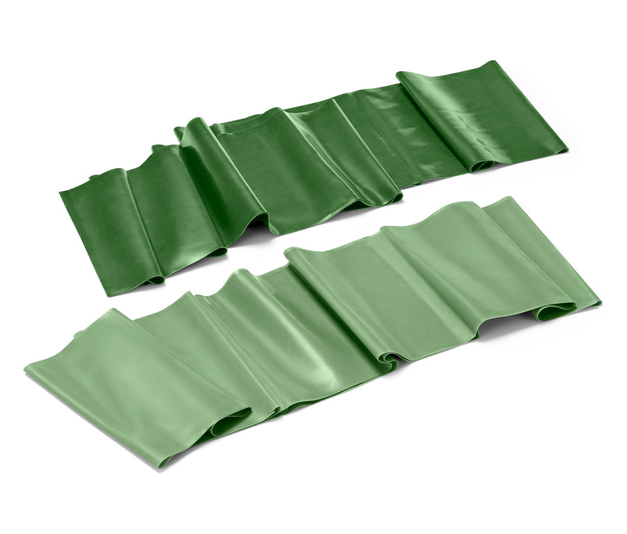 Dvě zelené fitness gumy leží na bílém pozadí.