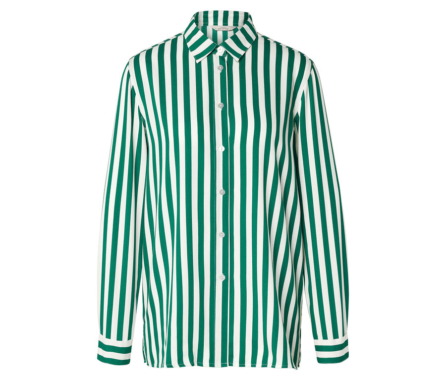 Na bílém pozadí je zobrazena košile s dlouhým rukávem se svislými zelenými a bílými pruhy.