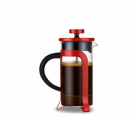 Červená konvička french press 300 ml se 2 šálky plná kávy.