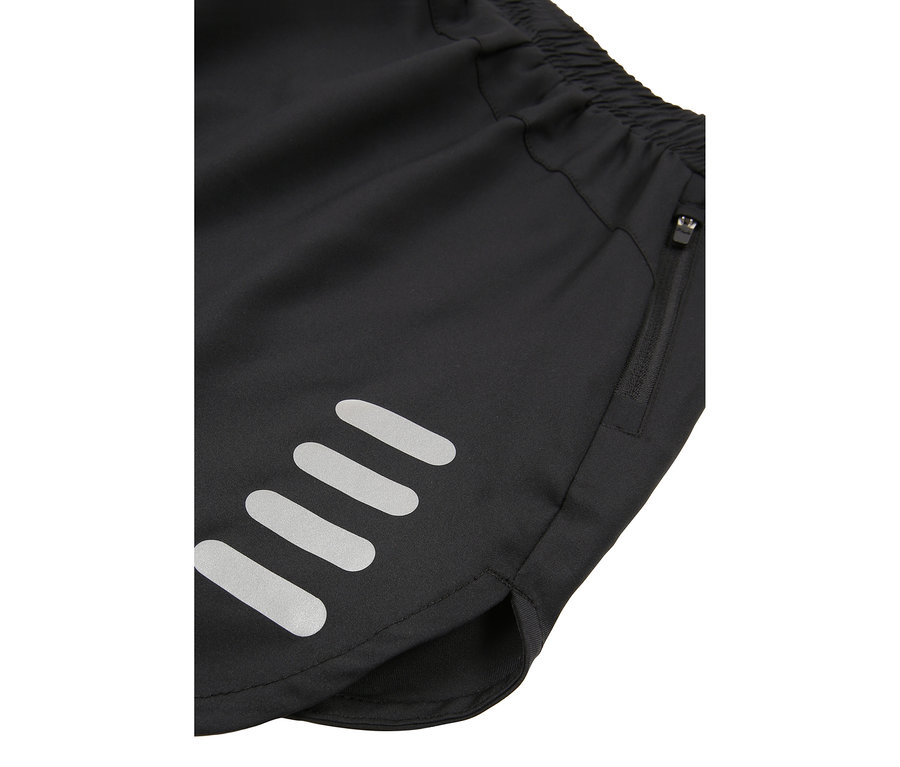 Detail černých šortek s elastickým pasem, kapsou na zip a reflexními pruhy.