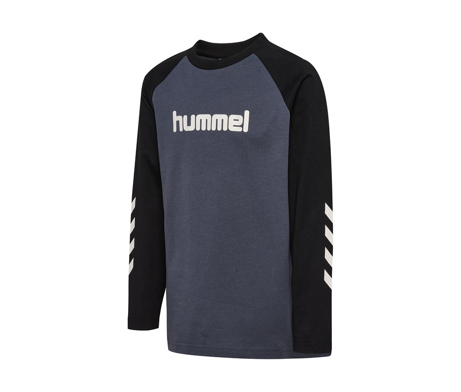 Triko s dlouhým rukávem hummel® »HMLJR Longsleeve« v tmavě šedé barvě s černými raglánovými rukávy, bílým logem hummel na hrudi a třemi bílými šipkami na každém rukávu.