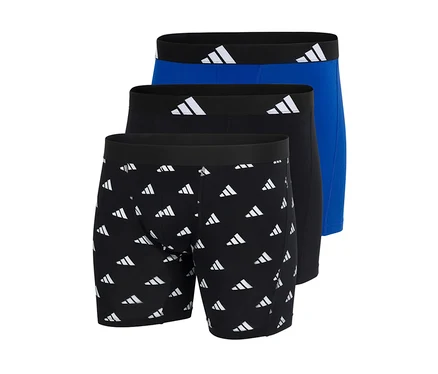 Tři boxerky adidas Active Flex Cotton: jedny černé s bílým vzorem loga, jedny jednobarevné černé a jedny jednobarevné modré. Všechny mají černé pasy s bílými logy adidas.