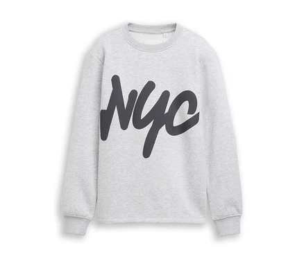 Světle šedá mikina s velkým, tmavě šedým nápisem „NYC“ na přední straně.