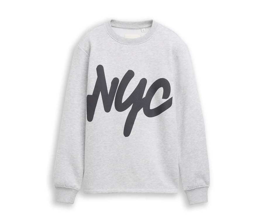 Světle šedá mikina s velkým, tmavě šedým nápisem „NYC“ na přední straně.