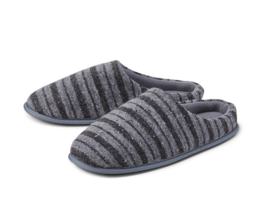 Dva šedé pruhované domácí boty.
