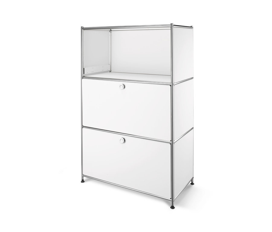 Bílý kovový regál se dvěma výklopnými dvířky.