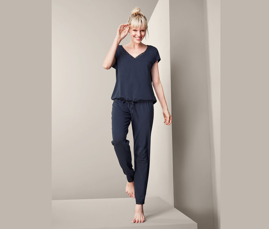 Žena pózuje v tmavě modrém pyžamu.