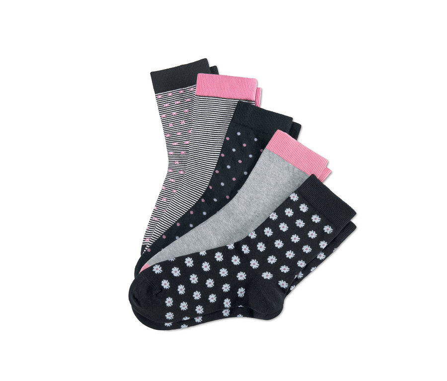 Detailní pohled na pět párů ponožek různých vzorů.