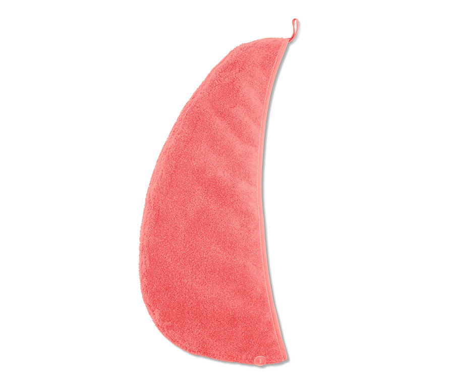 Růžový ručníkový turban na bílém pozadí.