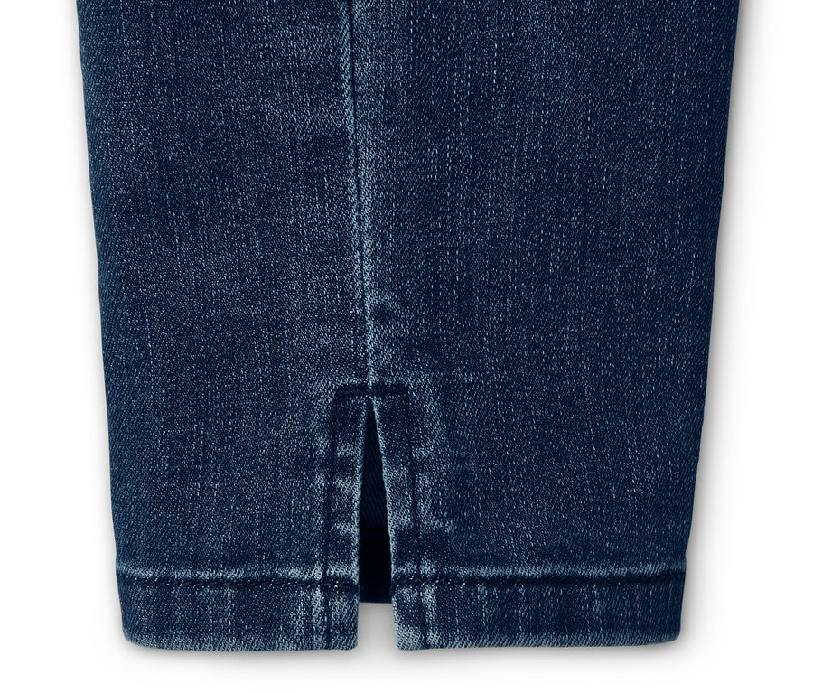 Detail úzkých džínů.