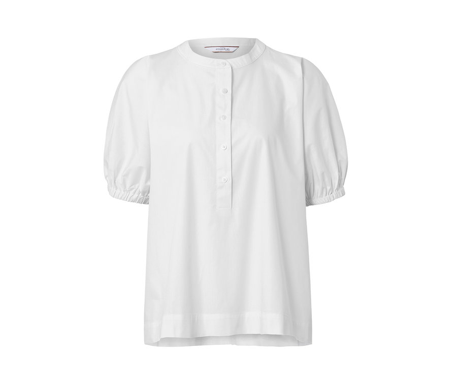 Bílá popelínová halenka s krátkými rukávy.