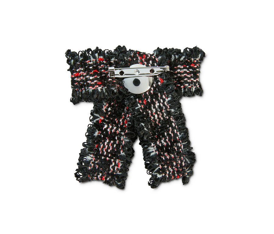 Detail tvídové mašle s broží.