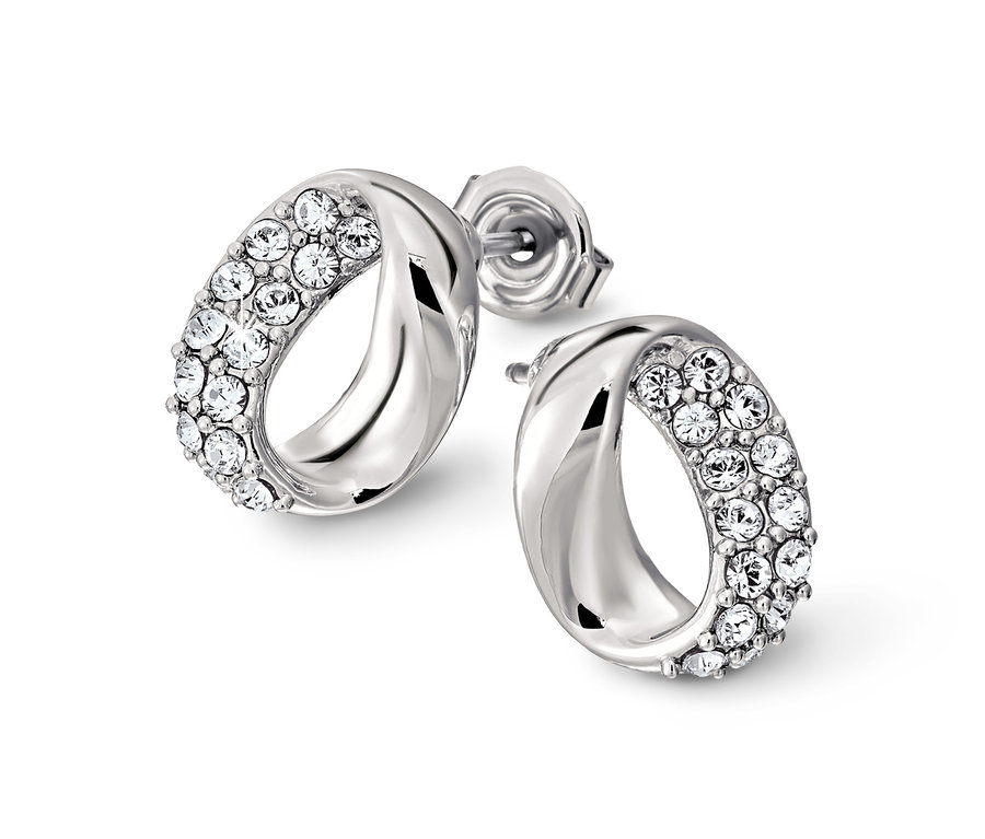 Dvoje oválné náušnice zdobené kamínky Swarovski® na bílém pozadí.