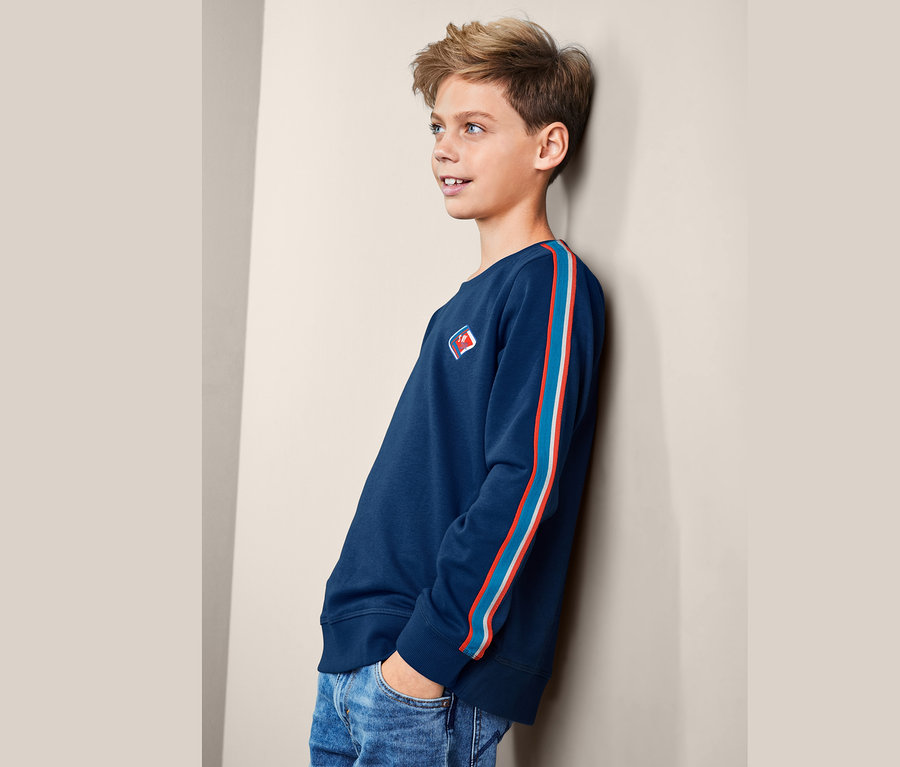 Chlapec v modré mikině.