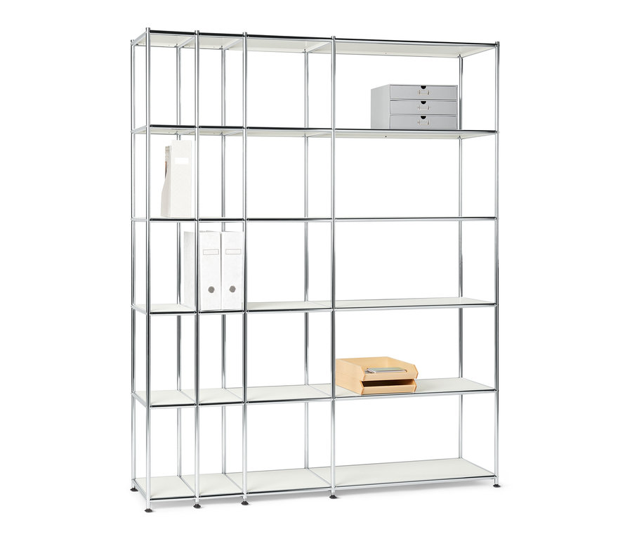 Bílý otevřený kovový regál CN3 s policemi a uloženými předměty.