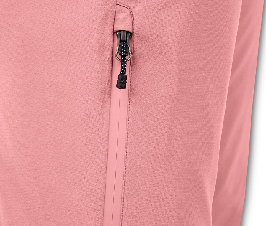 Detail růžových lyžařských/snowboardových kalhot s kapsou na zip.
