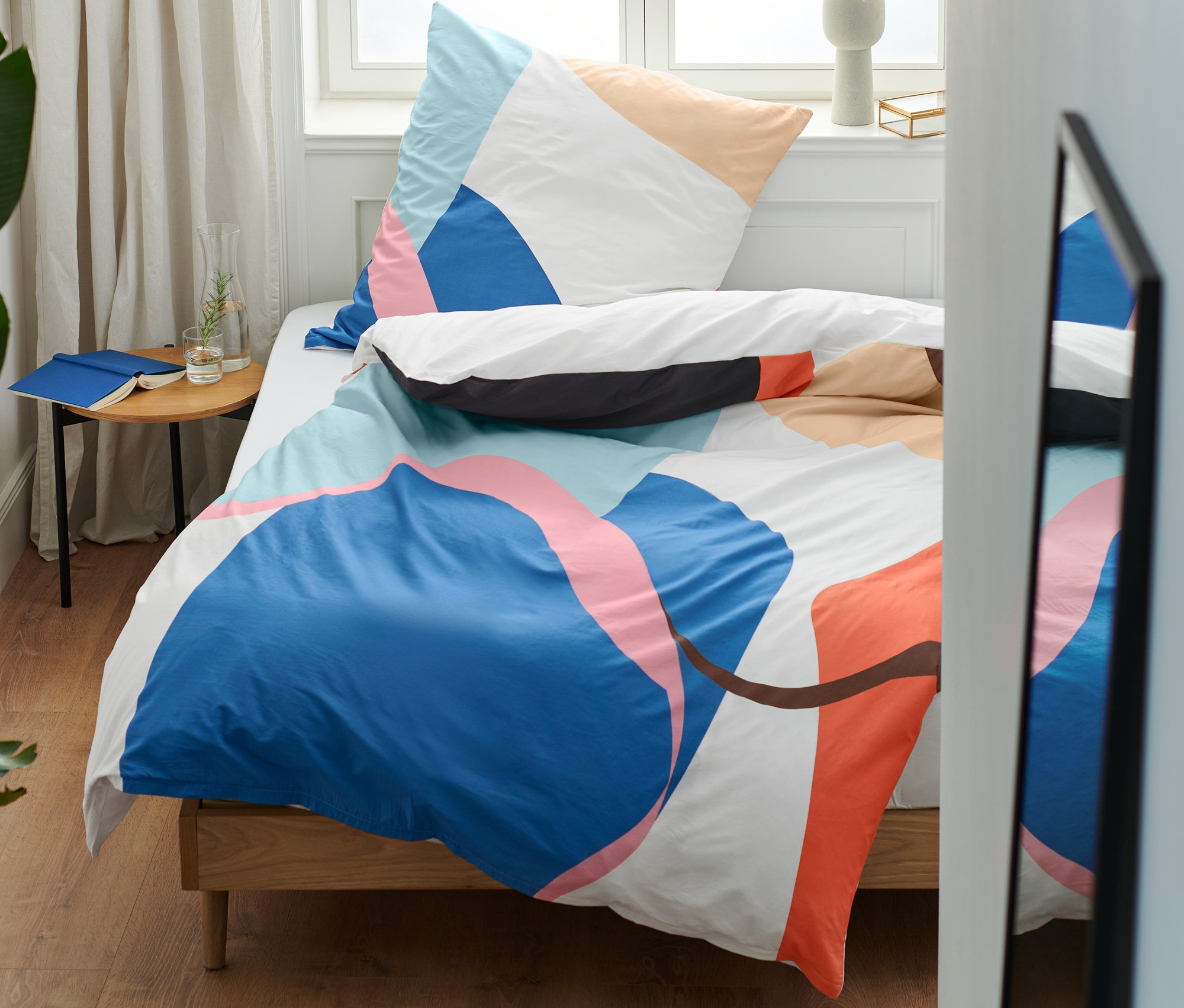 Barevné prémiové bavlněné povlečení na posteli v ložnici.