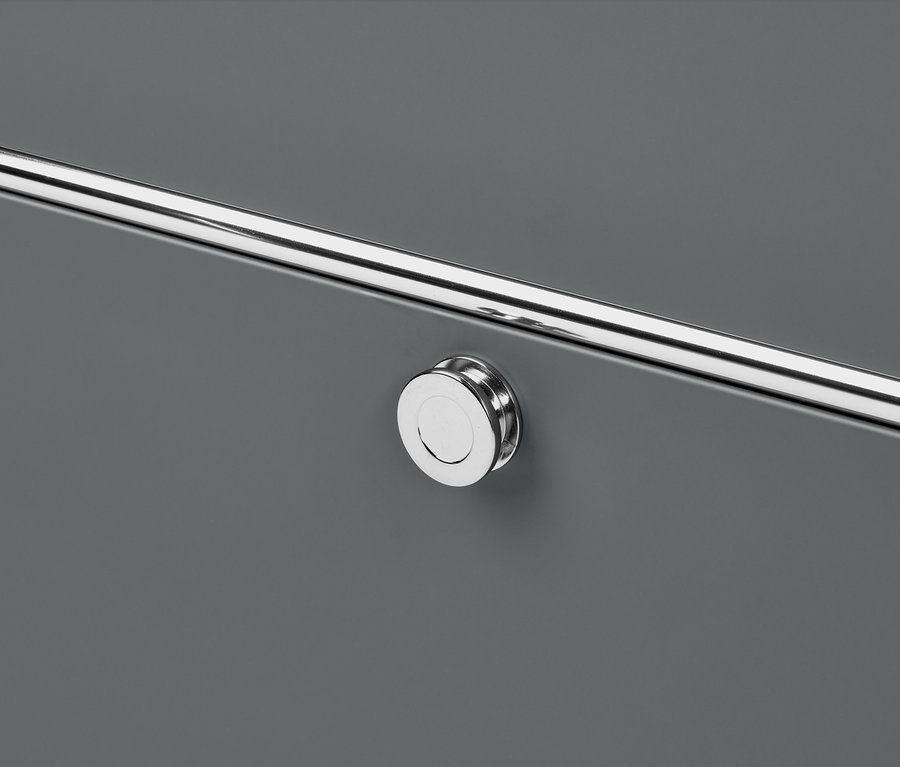 Detail šedé odkládací skříňky »CN3« se stříbrnou rukojetí a kulatým úchytem.