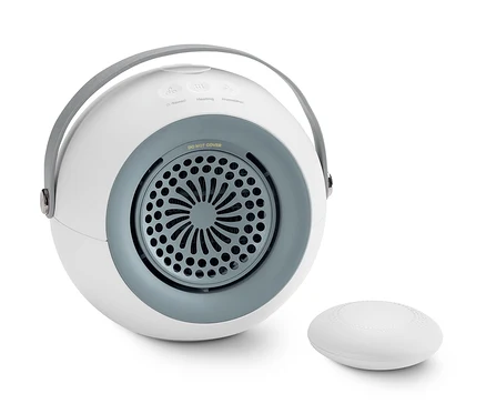 Bílý teplovzdušný ventilátor s odnímatelným ohřívačem rukou vedle něj.