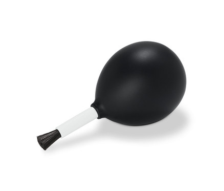 Černý štěteček s balonkem na čištění proudem vzduchu.