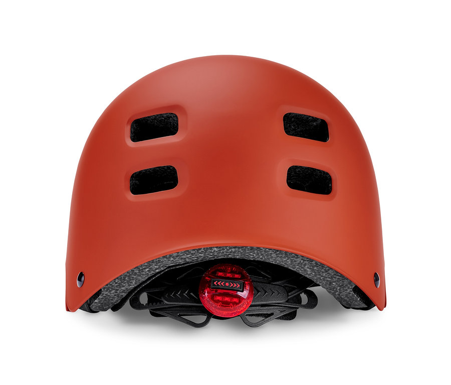 Oranžová cyklistická helma s LED světlem vzadu.